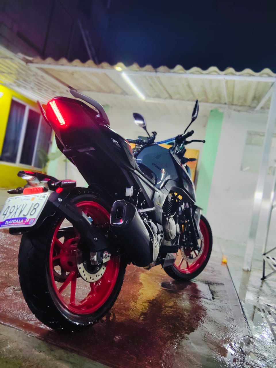 Roban motocicleta a integrante de camada de huehues durante ensayo en Chiautempan