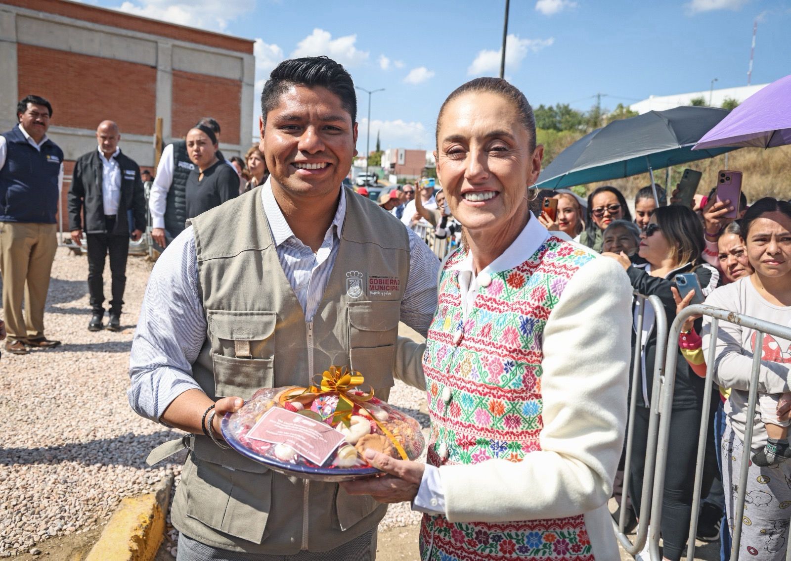Omar Muñoz ,Claudia Sheinbaum y Alejandro Armenta supervisan CBTIS número 300