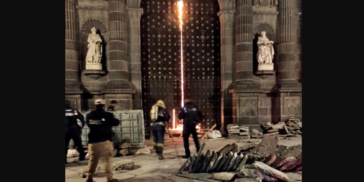 Incendio sorprende en la puerta norte de la Catedral de Puebla