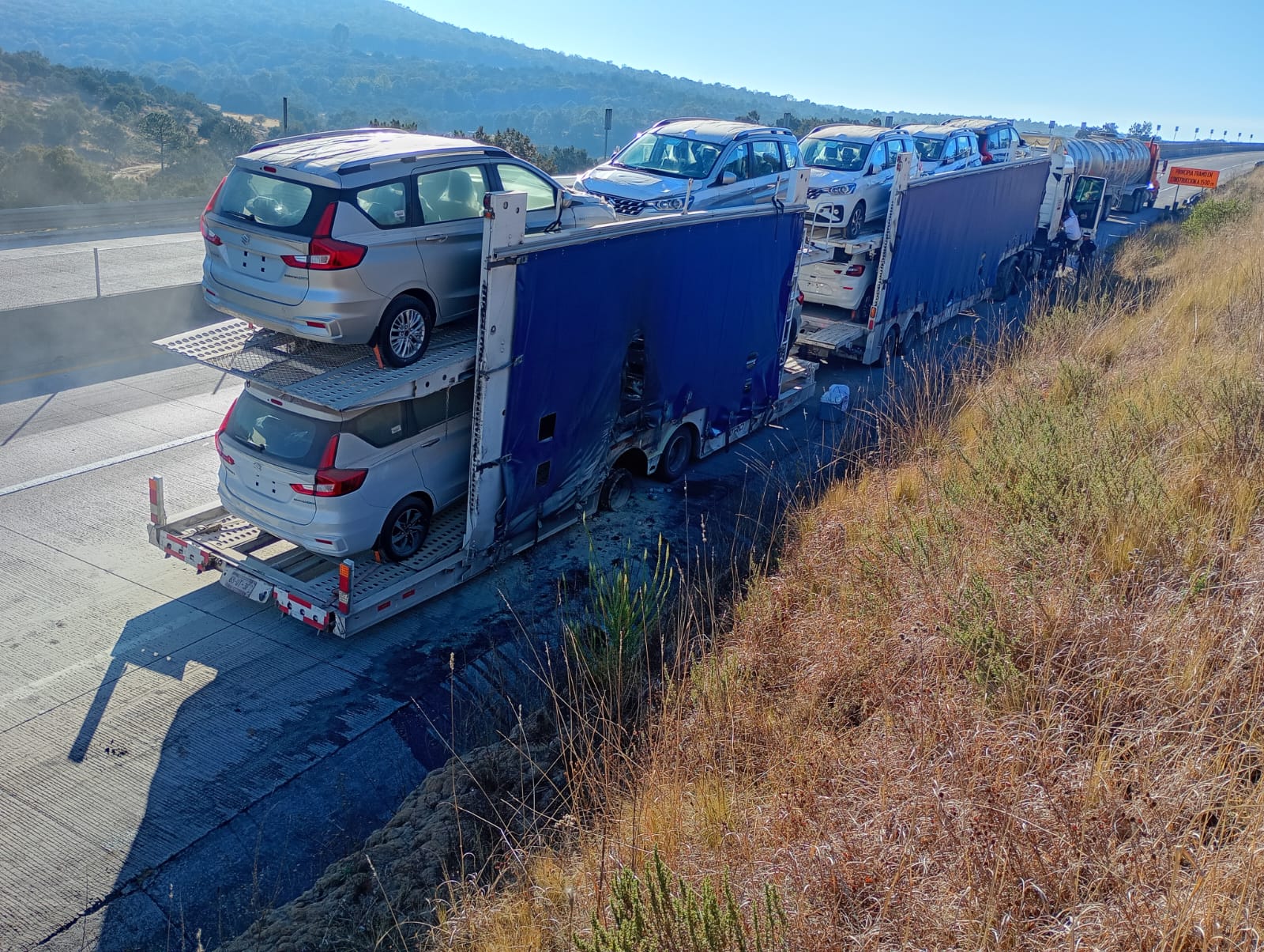 Incendio en nodriza sobre Arco Norte deja daños materiales en vehículos nuevos