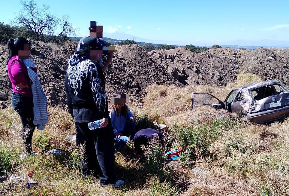 Integrantes de una familia resultan lesionados tras volcar su automóvil en Atlangatepec
