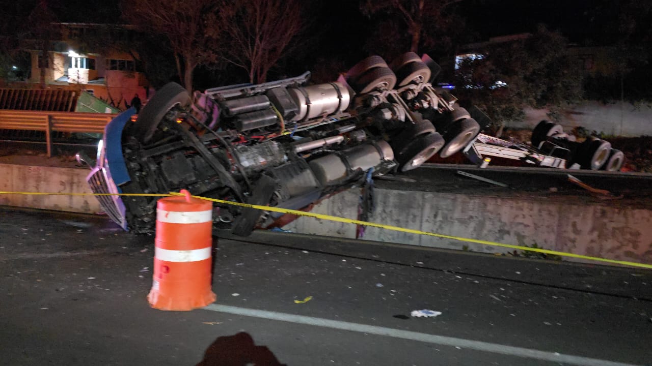 Muere operador de tráiler tras volcadura en la Apizaco–Tlaxcala