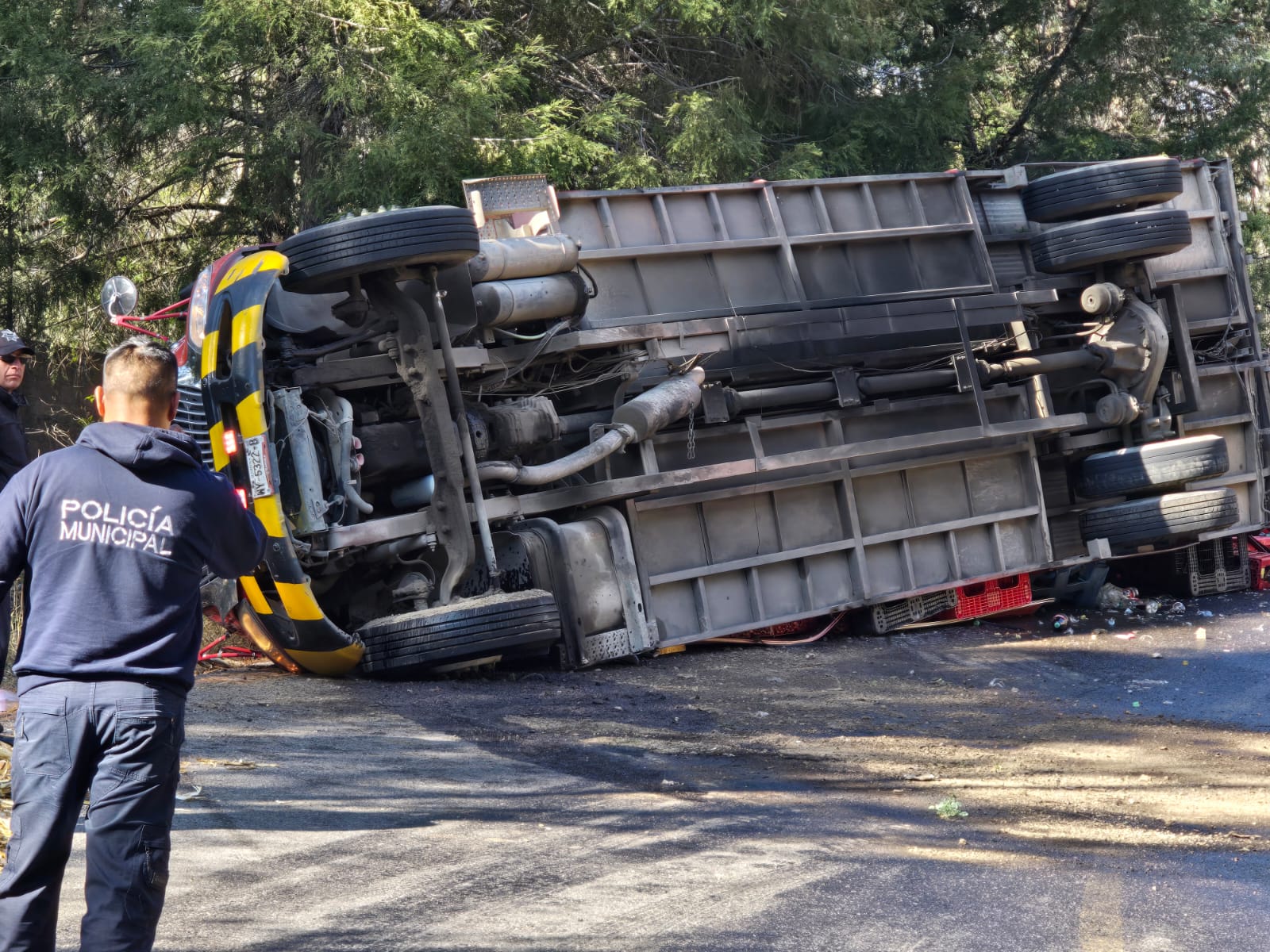 Falla en los frenos provoca volcadura de camión refresquero en Panotla