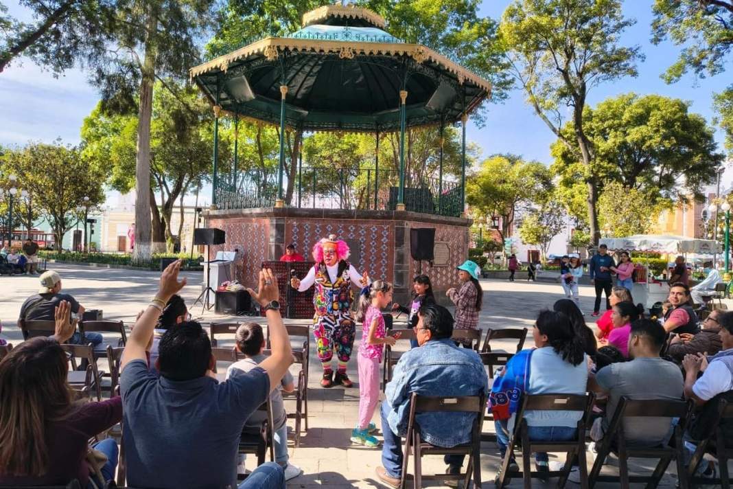 Folclor internacional y domingos familiares llenan de vida el centro de Tlaxcala
