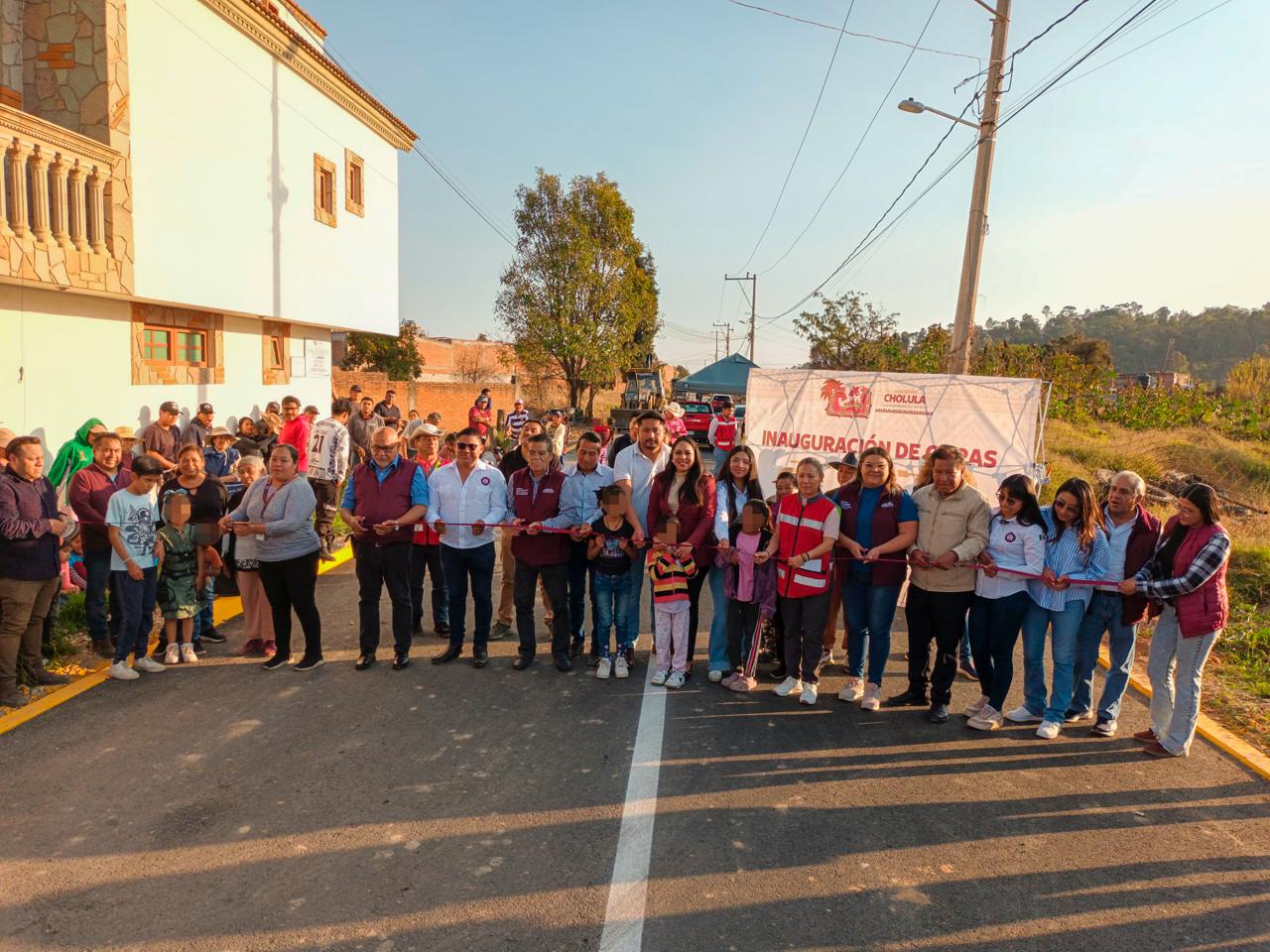 Tras 15 años de espera, Tonantzin Fernández entrega pavimentación en San Diego Cuachayotla