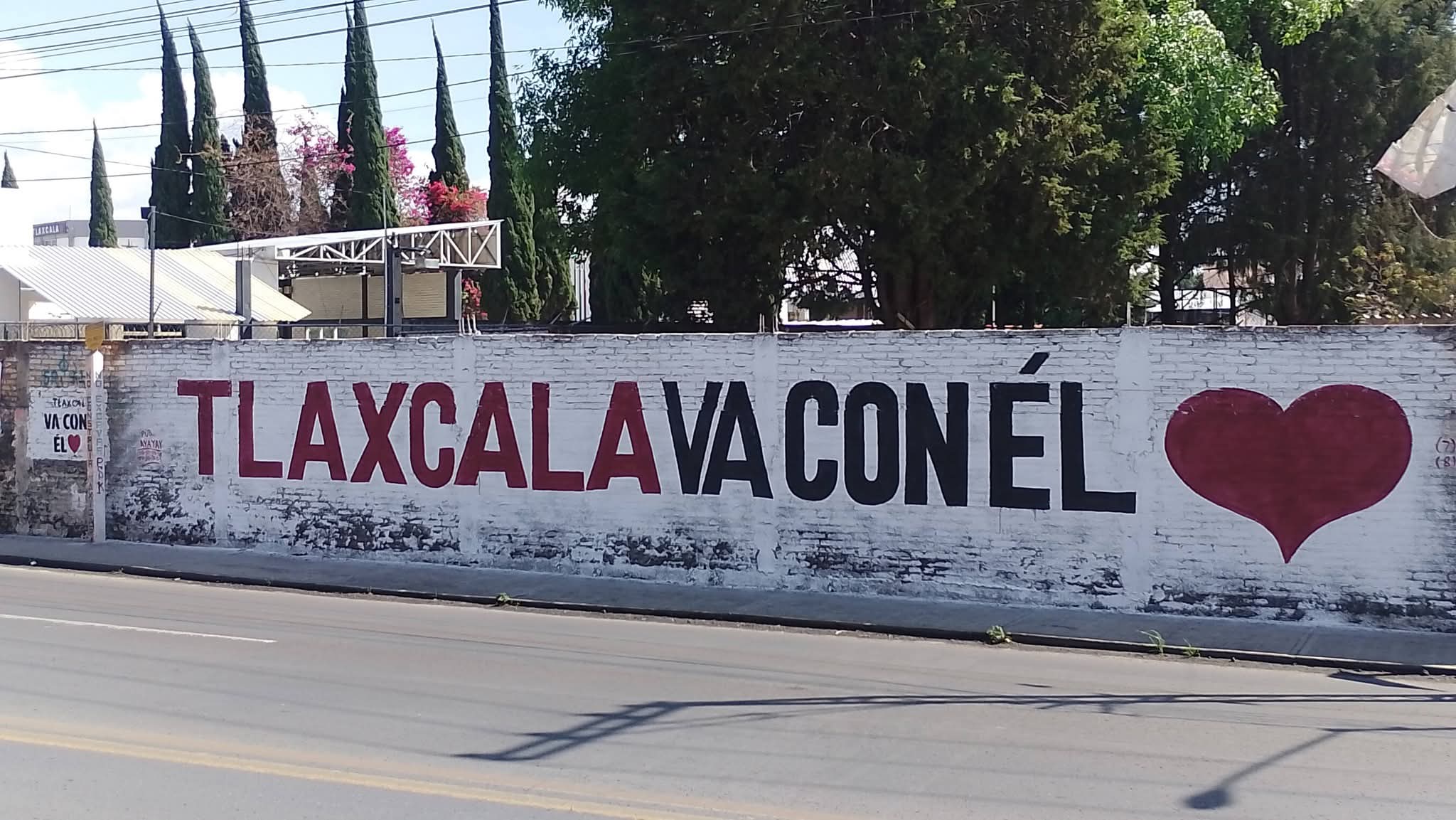 ¿Campaña anticipada? Tapizan bardas en Tlaxcala a favor de "ÉL"; MORENA calla