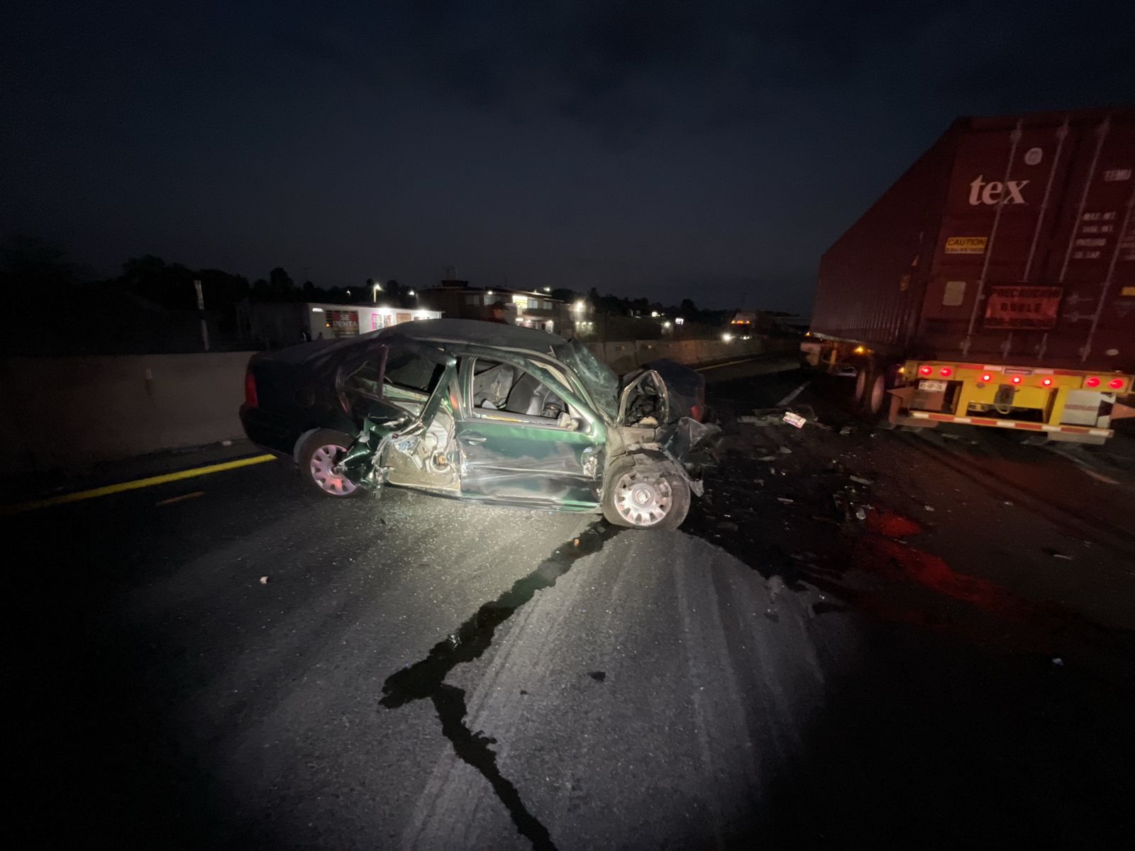 Sobrevive conductor a aparatoso accidente sobre la México-Veracruz