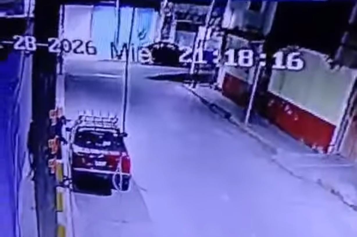 Dueño evita robo de su vehículo tras enfrentar a dos delincuentes en Chiautempan