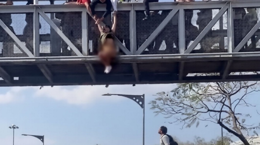 Solidaridad ciudadana evita tragedia en puente de la CDMX
