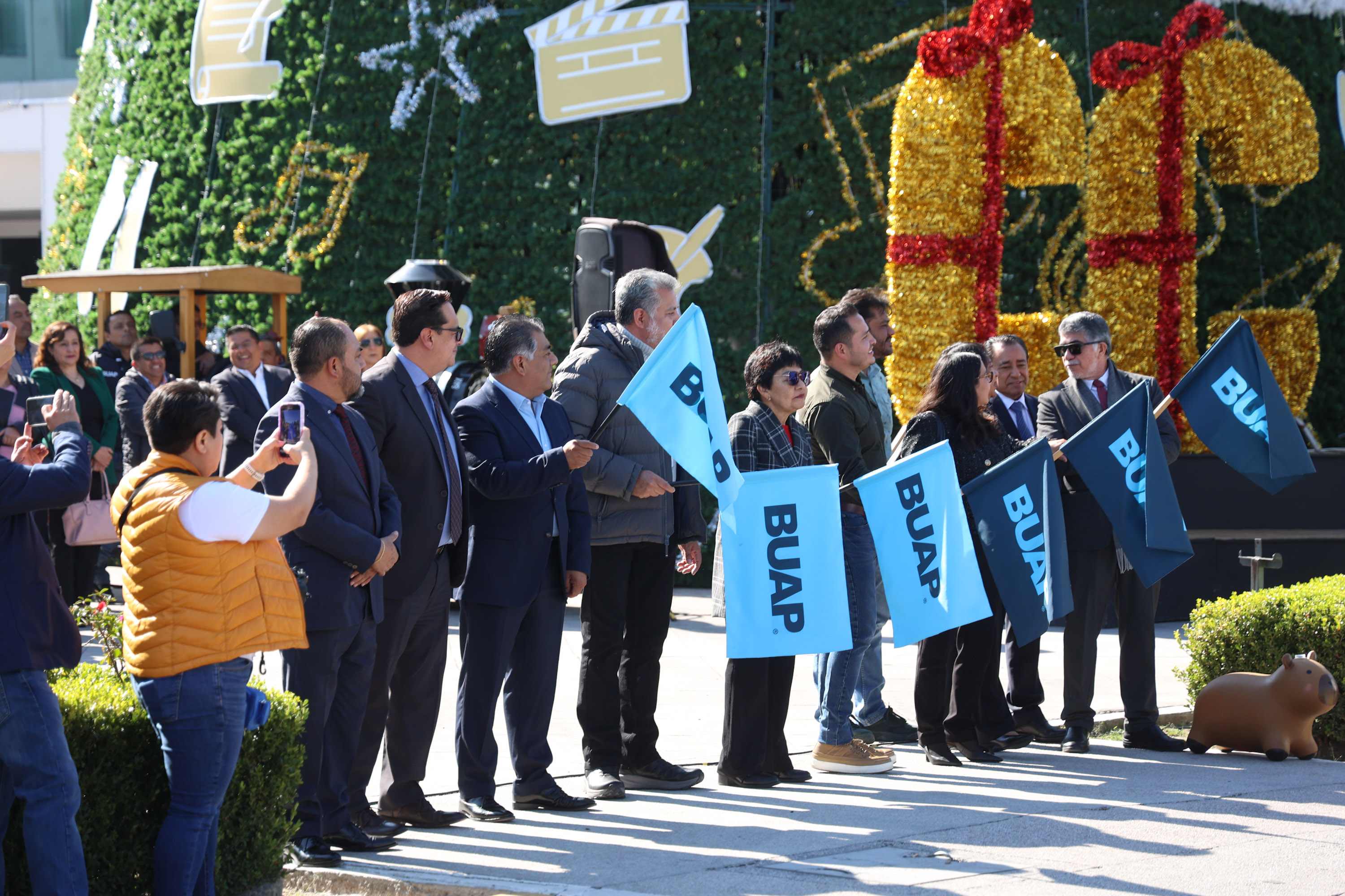 Lilia Cedillo encabeza caravana de la BUAP para entregar 14 mil juguetes