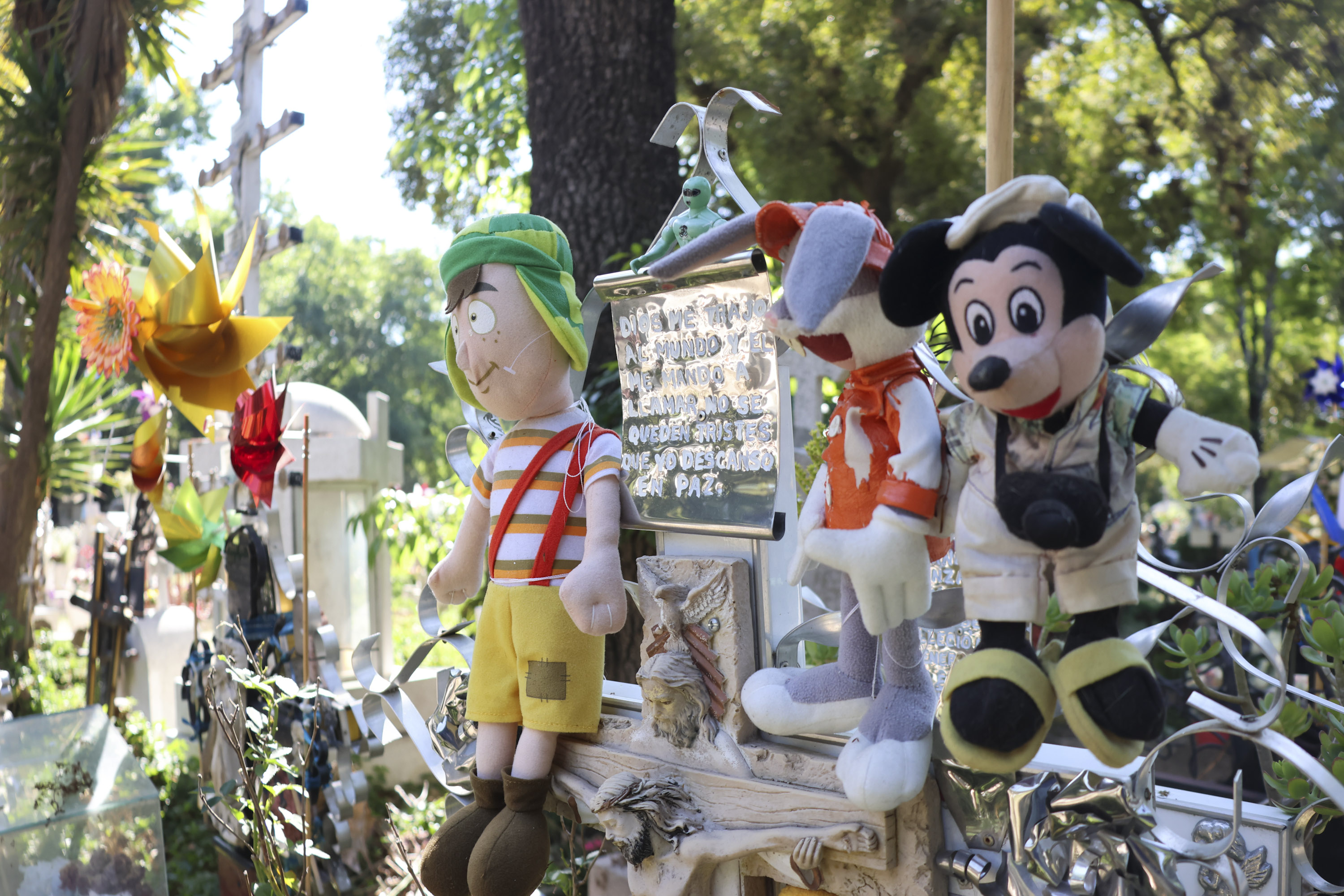 Reyes Magos visitan el Panteón Municipal y llevan flores y juguetes a niños