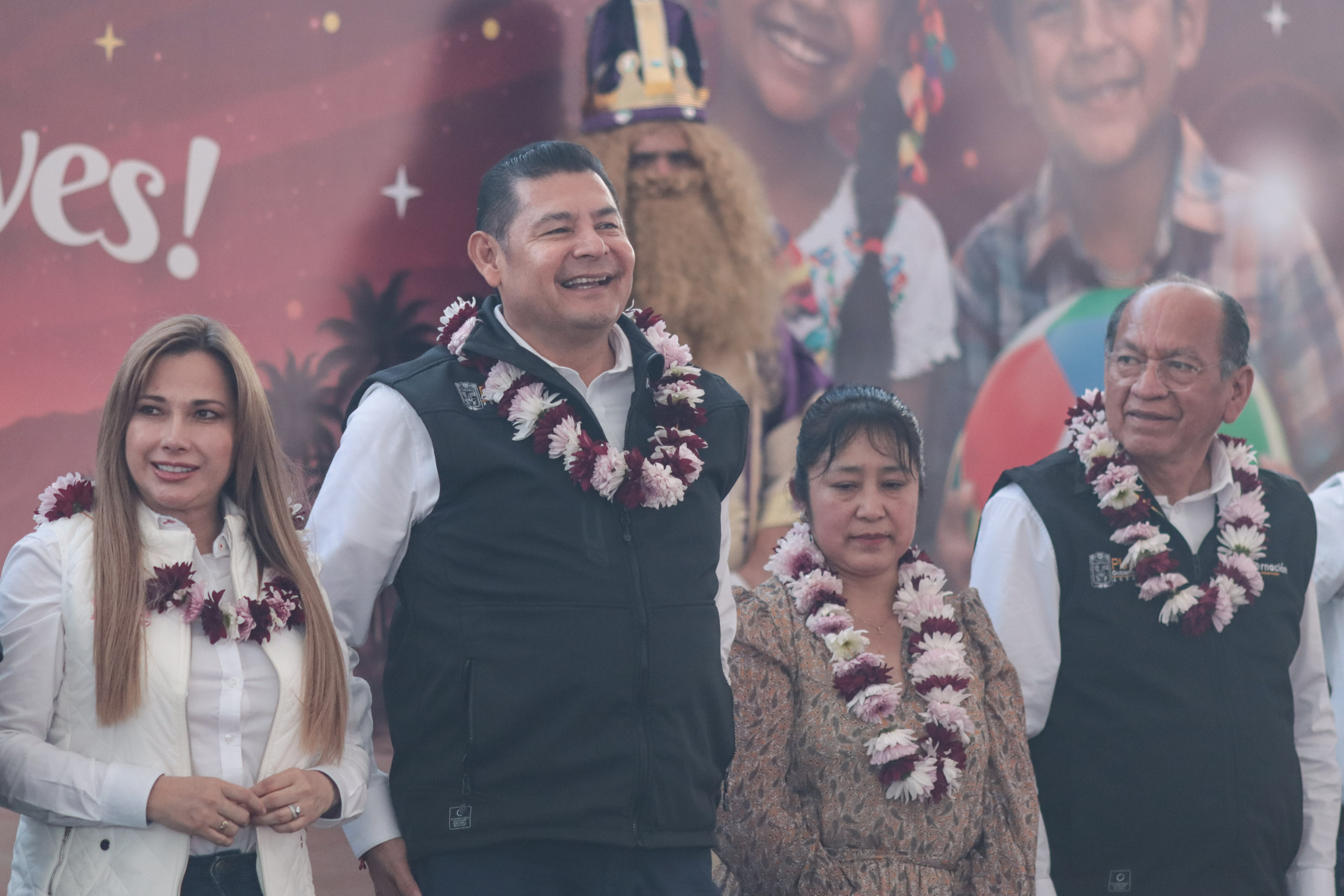 Alejandro Armenta acompaña a Reyes Magos y reparte juguetes en San Miguel Canoa