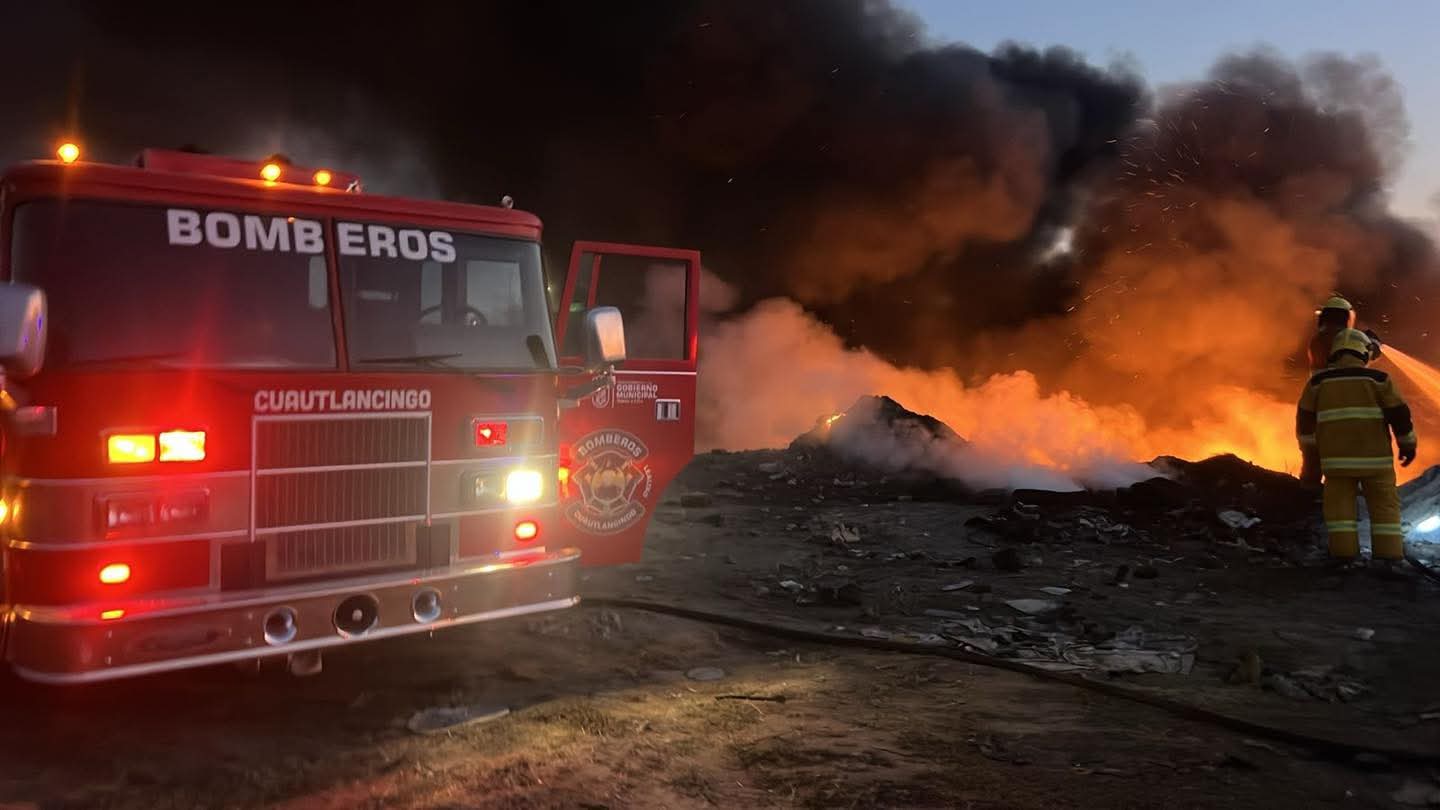 Atienden bomberos de Cuautlancingo incendio en tiradero de residuos en Ocotlán 
