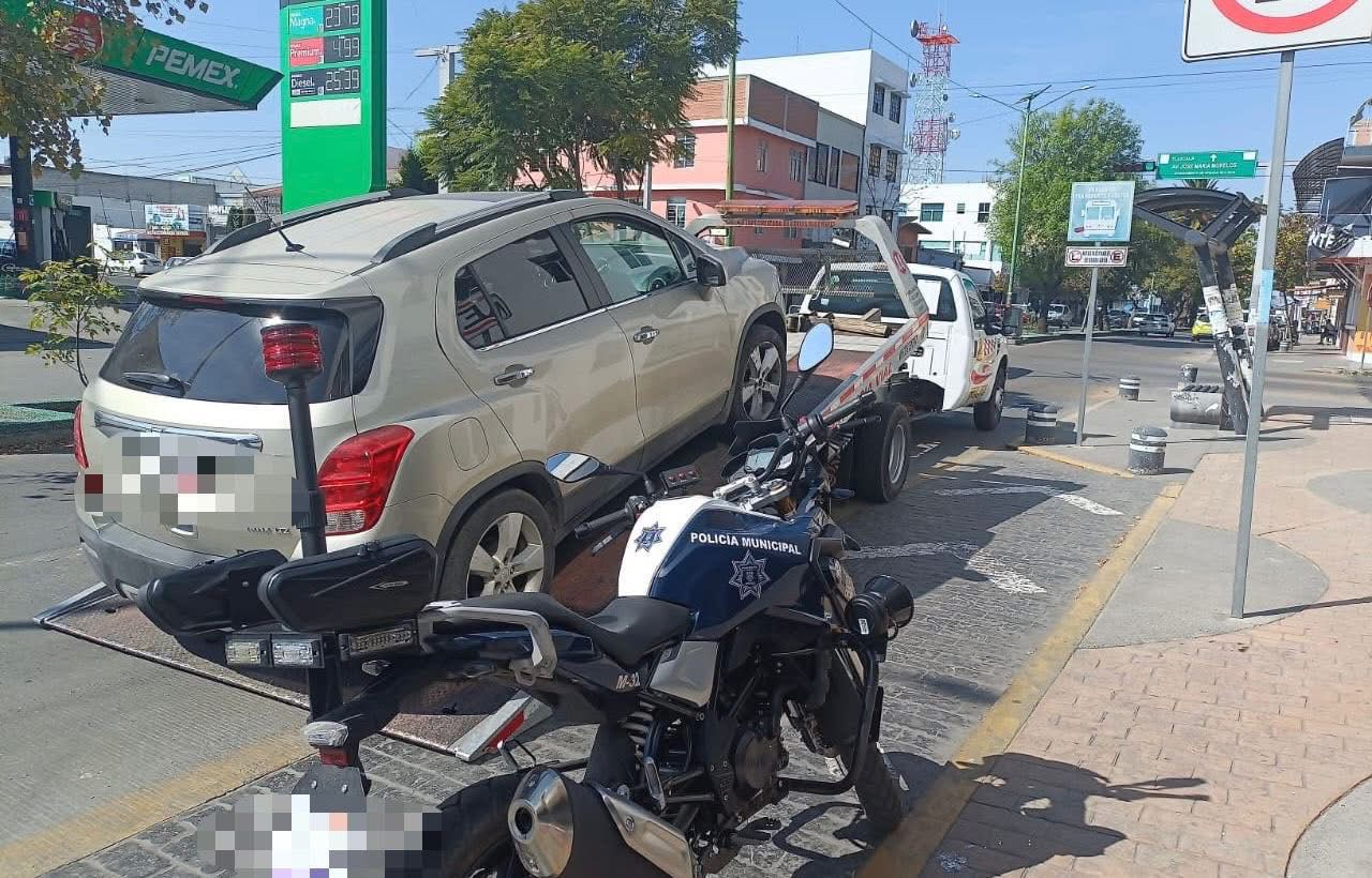 Detienen a dos por presunto robo de celular, en Apizaco