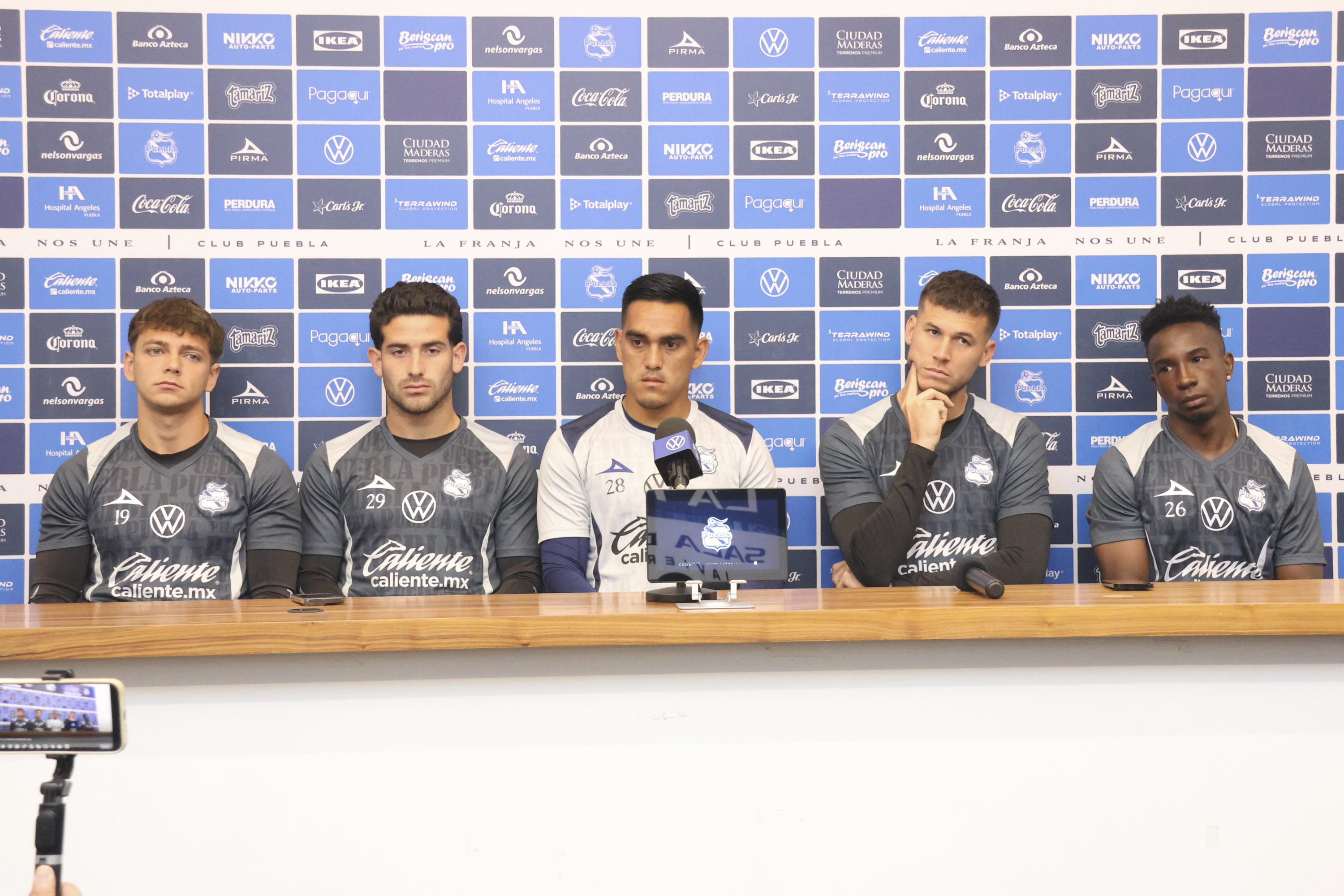 Club Puebla presenta cinco refuerzos y apunta a levantar en el Clausura 2026