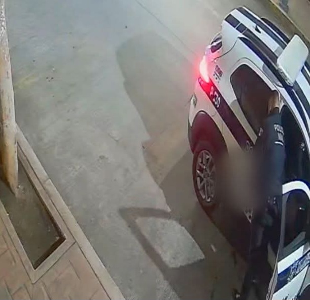 ¡Por eso, joven! Policía de Chiautempan es captado orinando en vía pública