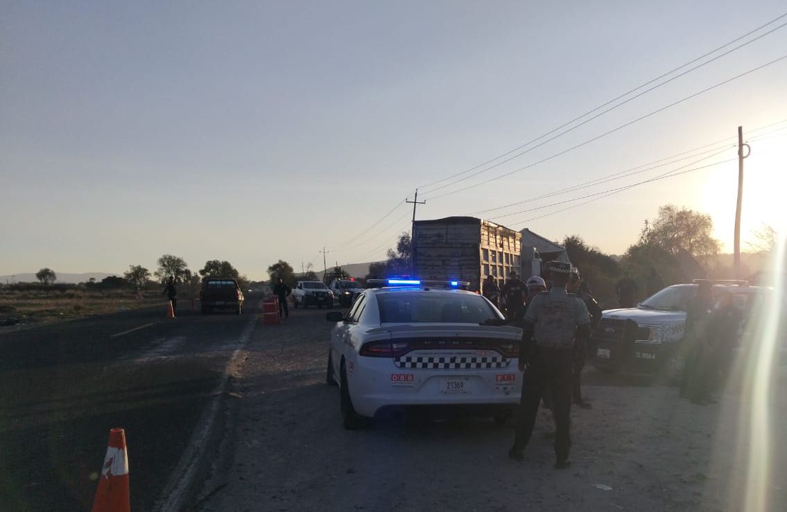 Tráiler se queda sin frenos y embiste patrullas estatales en Tequexquitla; tres policías resultan heridos