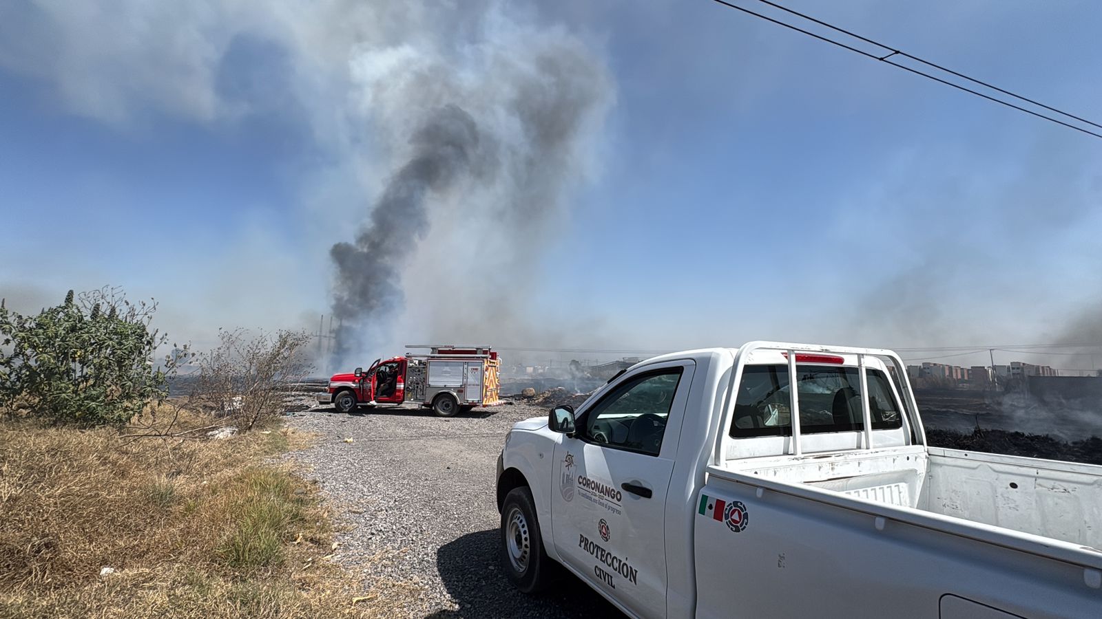 Sofocan incendio de pastizal y plásticos en San Francisco Ocotlán