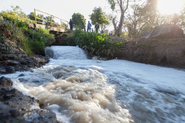 Alejandro Armenta supervisa río Nexapa durante gira por Atlixco 