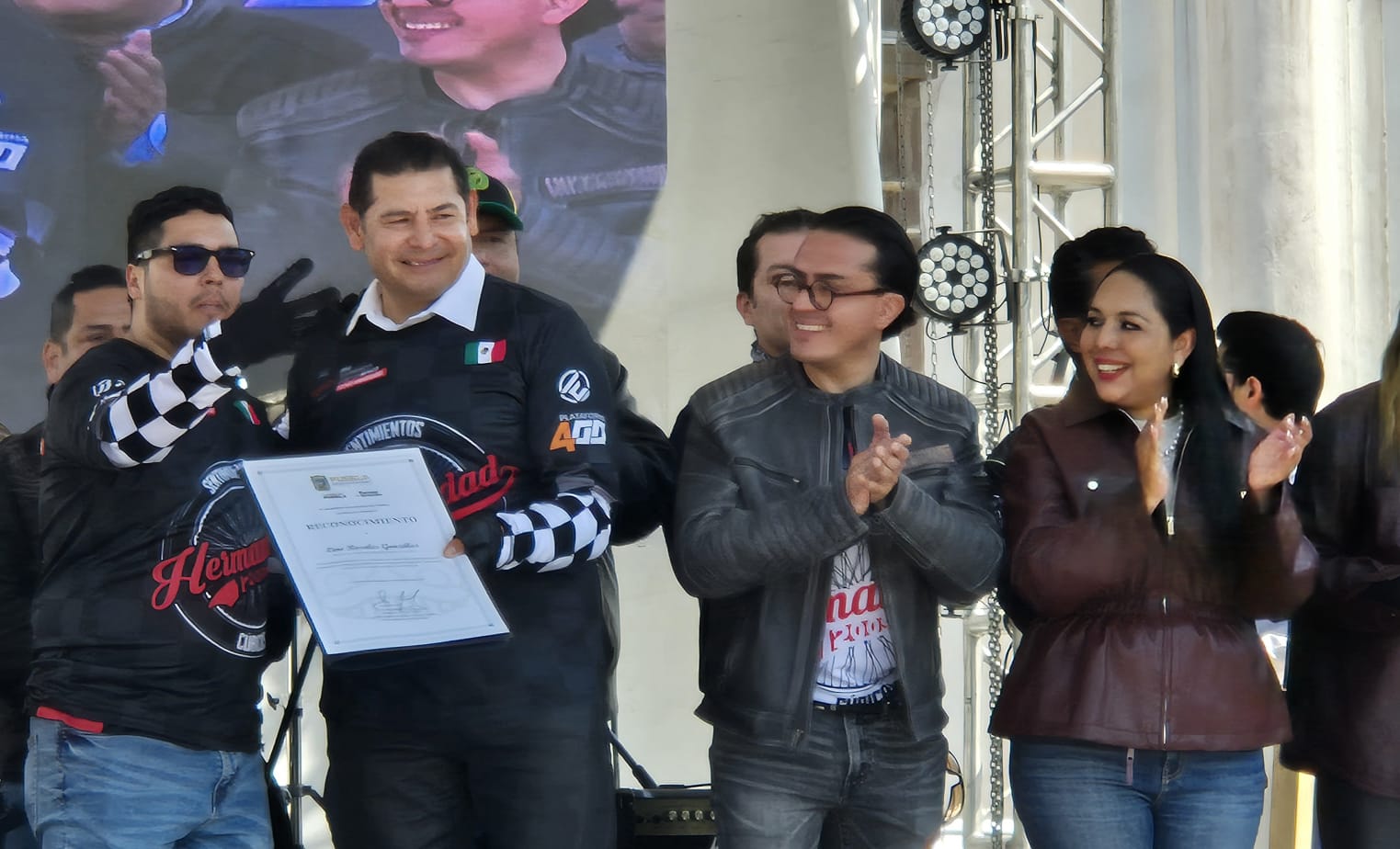 Tonantzin Fernández y Alejandro Armenta dan bienvenida a miles de bikers en Plaza La Concordia