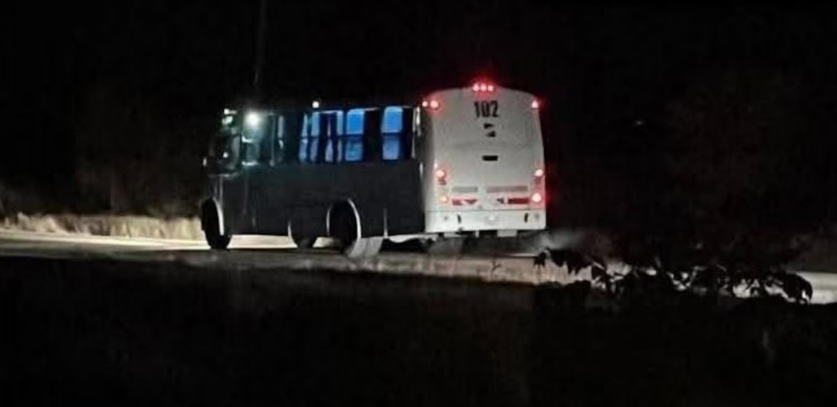 Hallan autobús con motor encendido en carretera de SLP