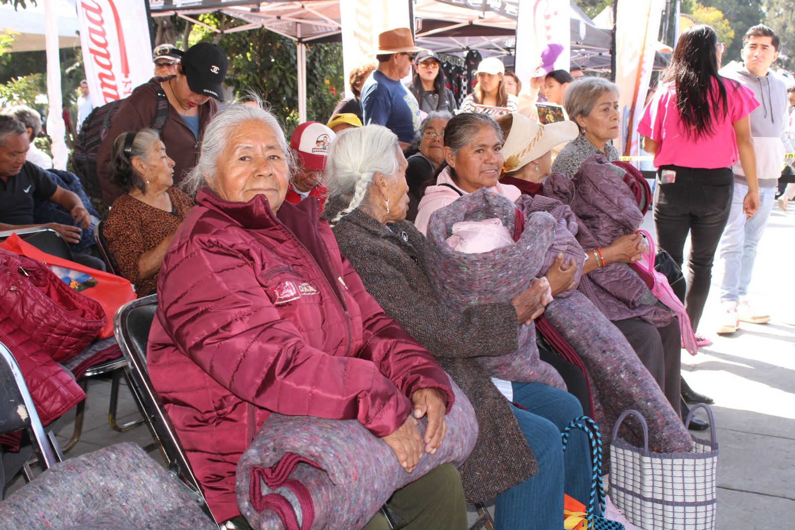 Con respaldo de Ceci Arellano, Lupita Fernández encabeza la entrega de chamarras y cobijas en San Pedro Cholula