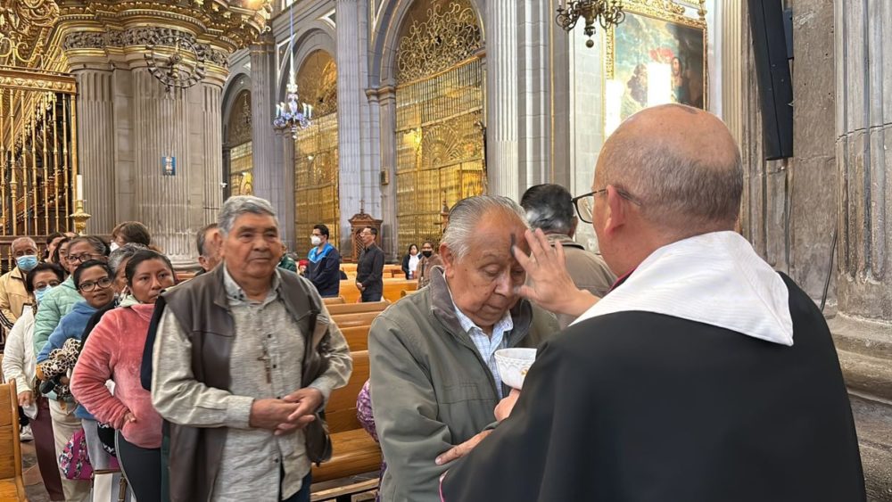 Fieles acuden a la Catedral de Puebla para iniciar la Cuaresma con la imposición de ceniza