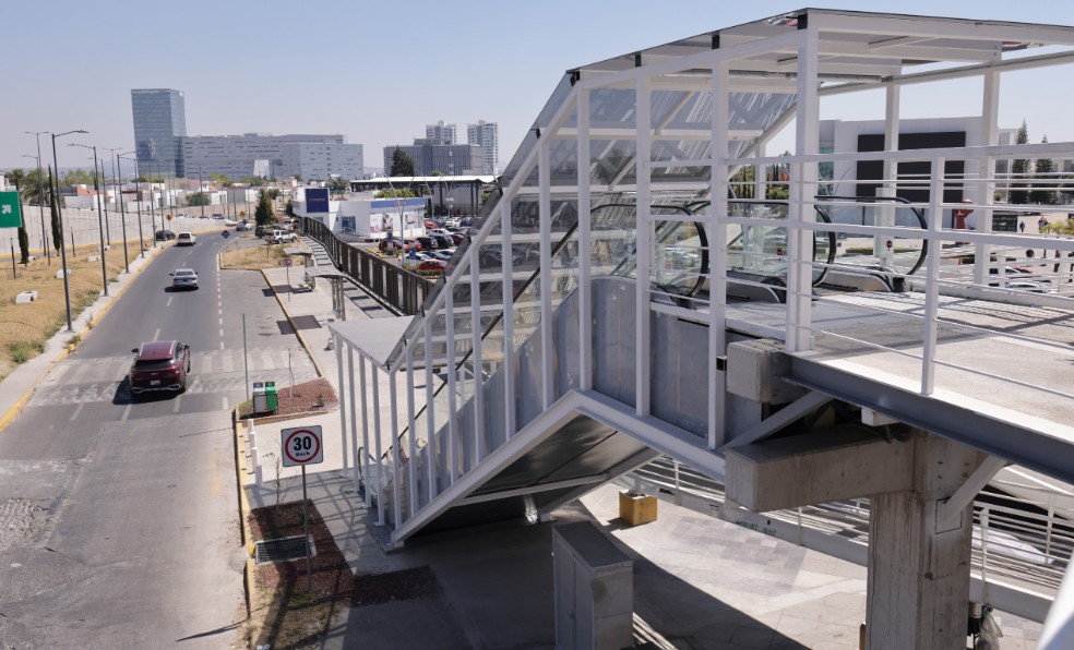 Vandalismo afecta elevadores y escaleras en Vía Atlixcáyotl
