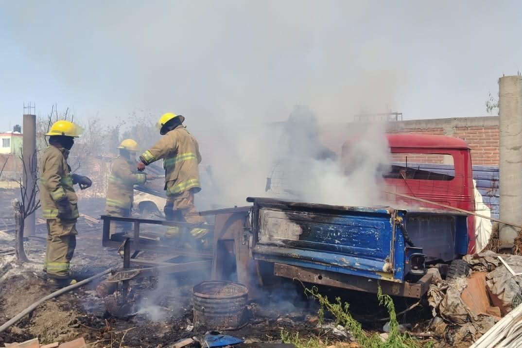 Incendio en San Juan Tlautla deja cuatro vehículos calcinados 