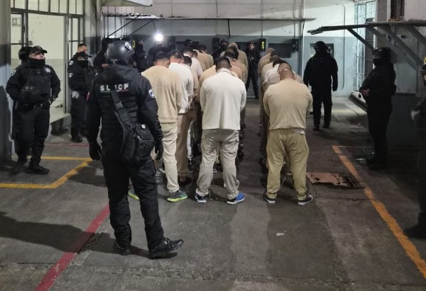 Tras fuga en penal de San Pedro Cholula trasladan a 30 reos a Tepexi