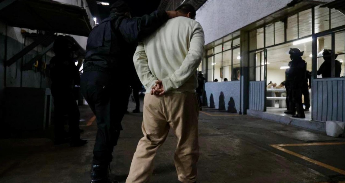 Traslado estratégico de reclusos considerados de alto riesgo