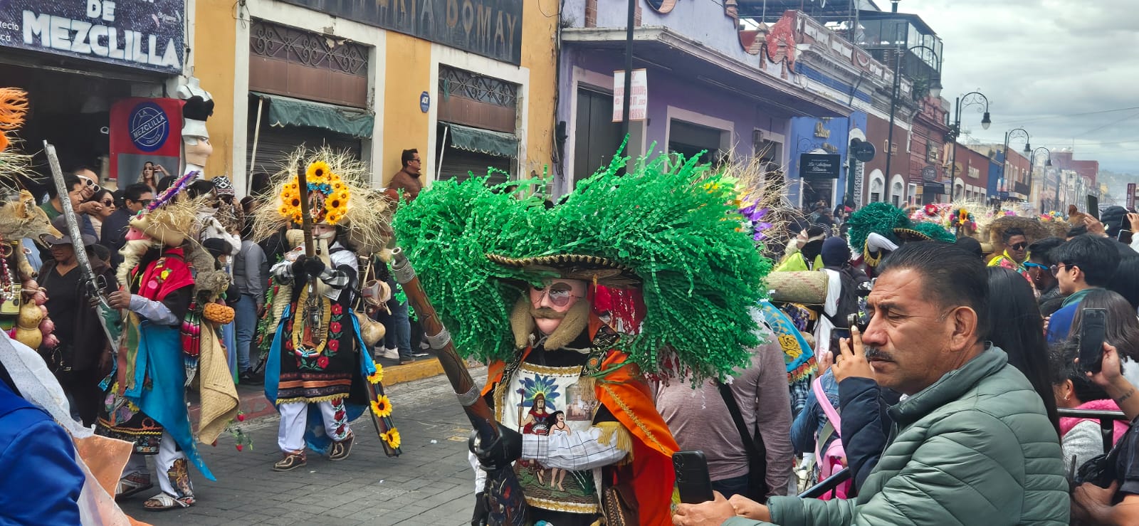 Entre cohetones, colorido, baile y tradición, Cholula se rinde al Carnaval 2026
