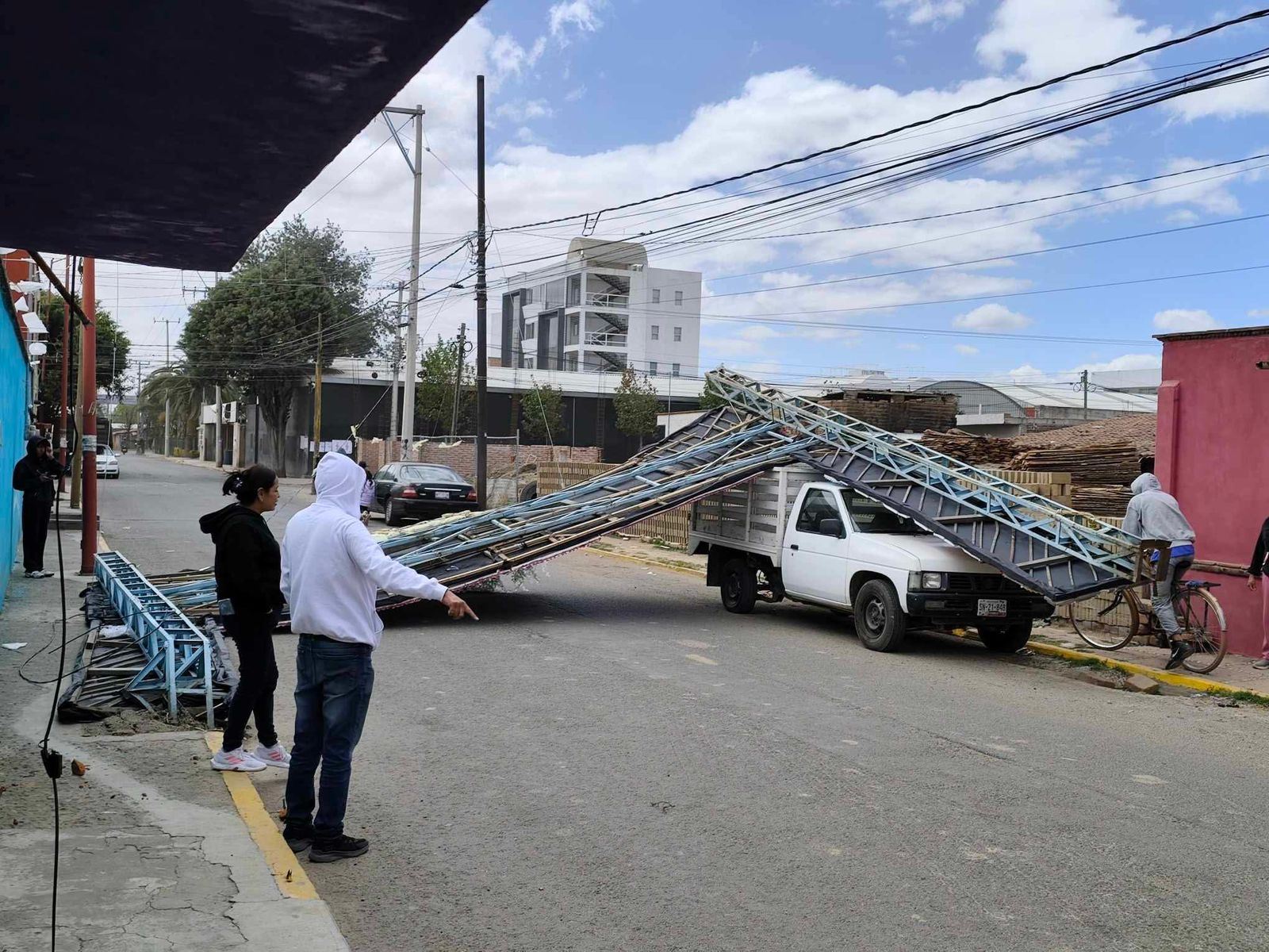 En San Pedro cholula fuertes vientos provocan caída de estructuras y árboles