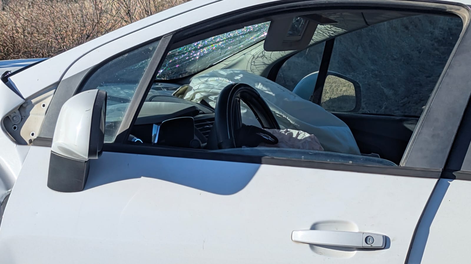 Mujer resulta ilesa tras aparatoso accidente en Hueyotlipan; su camioneta terminó en terrenos de labor