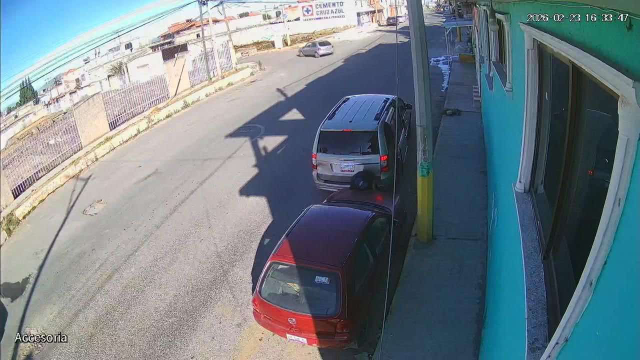 Roban computadora de vehículo frente a zona arqueológica de Calpulalpan; delincuentes operan en segundos