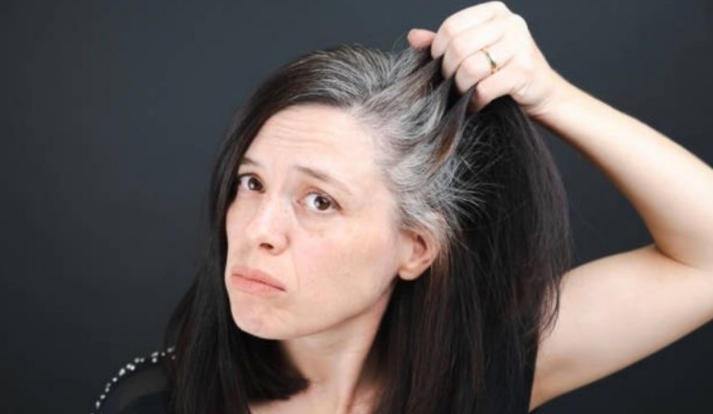 El remedio natural que está revolucionando la forma de cubrir las canas
