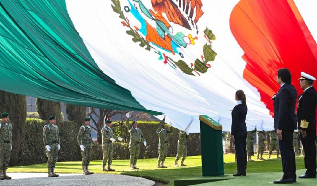 Sheinbaum reivindica el orgullo nacional en el Día de la Bandera