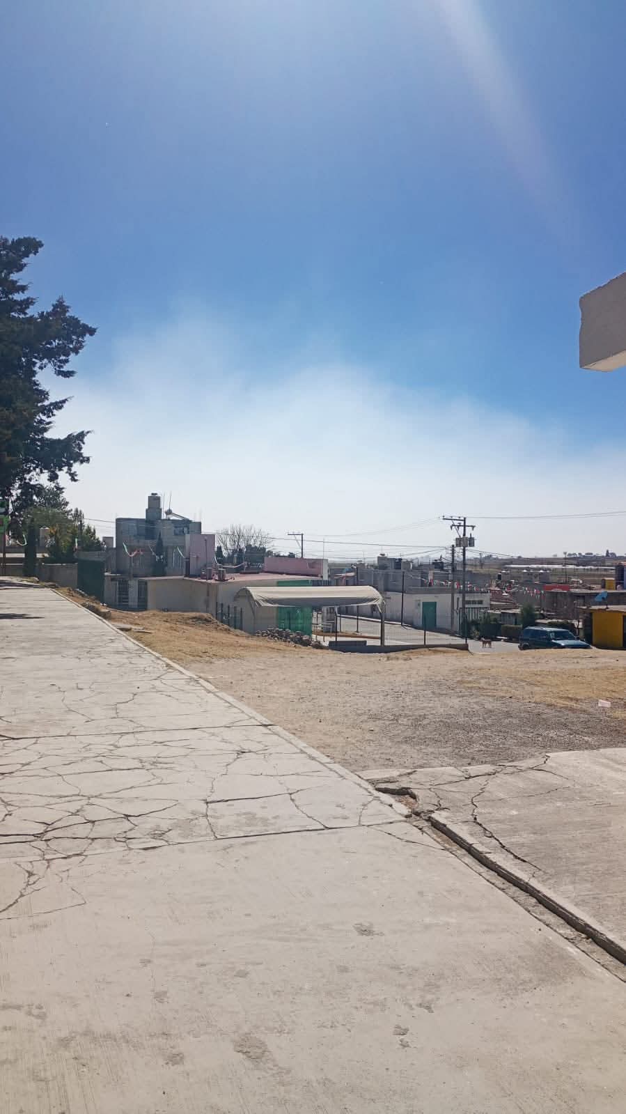 Evacúan tianguis en Huamantla y declaran alerta máxima por humo tóxico