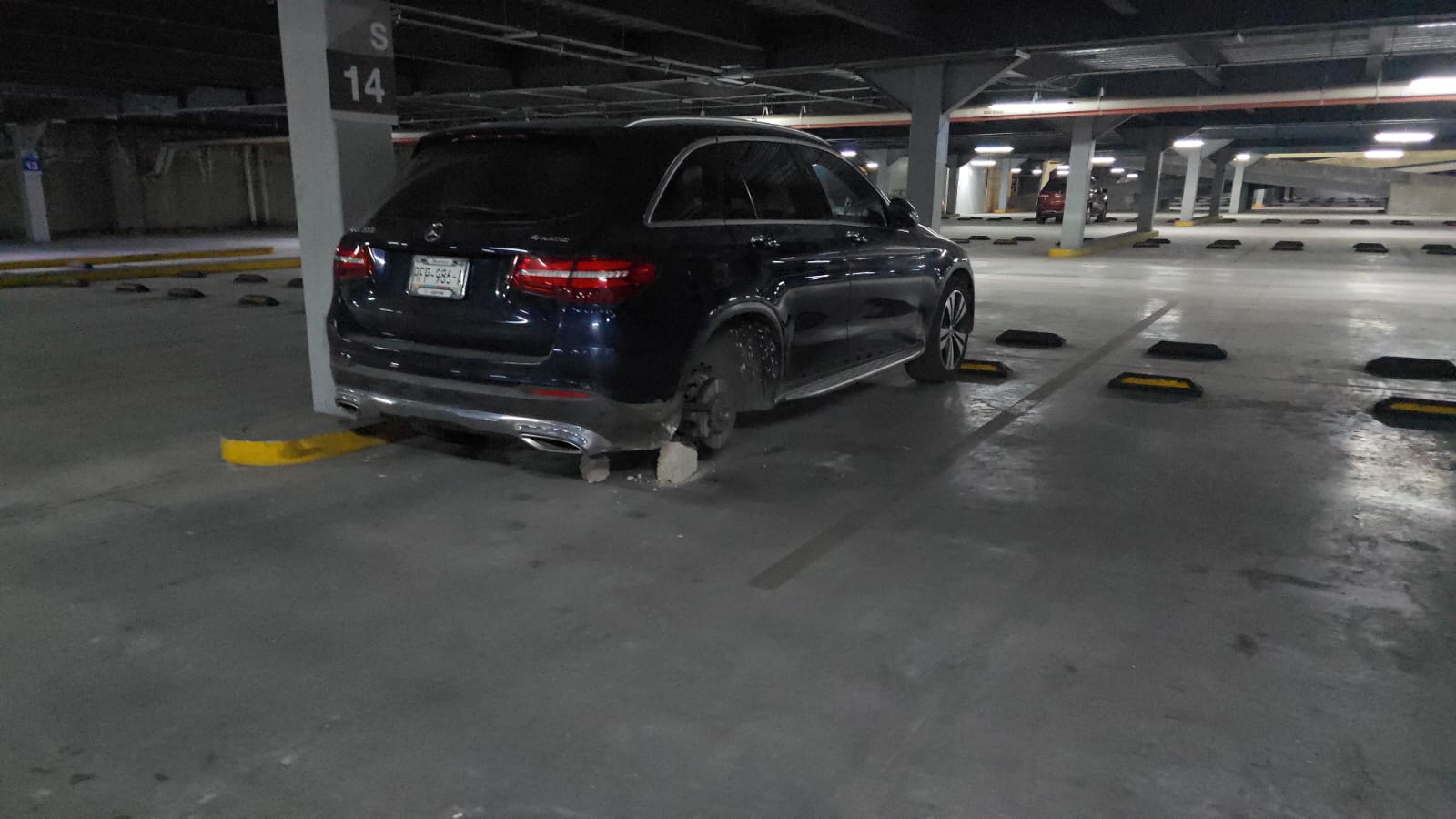 Roban llanta a camioneta de lujo en estacionamiento subterráneo de plaza vértice en Tlaxcala.