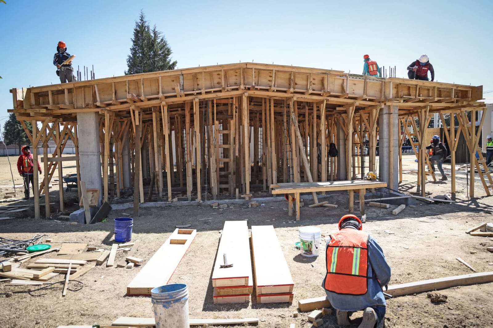 Omar Muñoz supervisa avance de laboratorio de cómputo en Bachillerato Josefa Ortiz de Domínguez