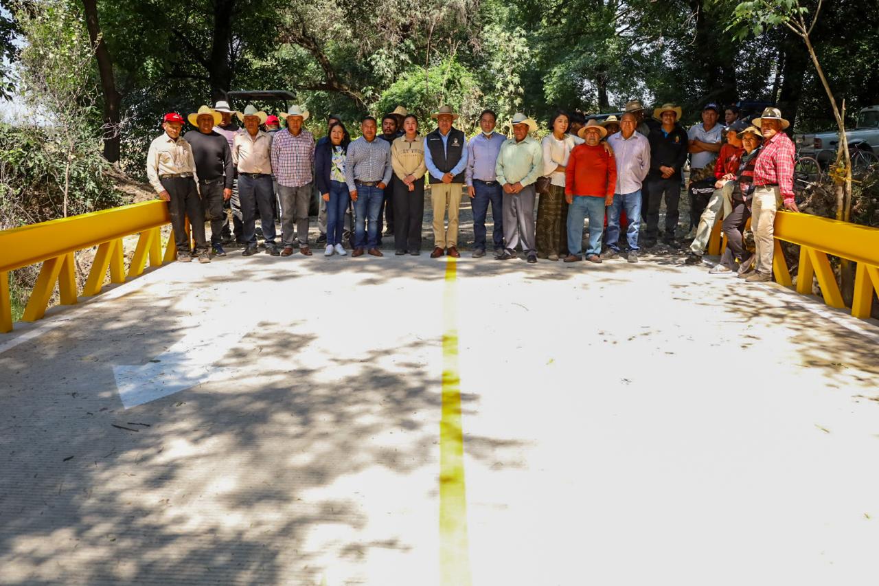 Entrega Armando Aguirre dos puentes en beneficio de productores