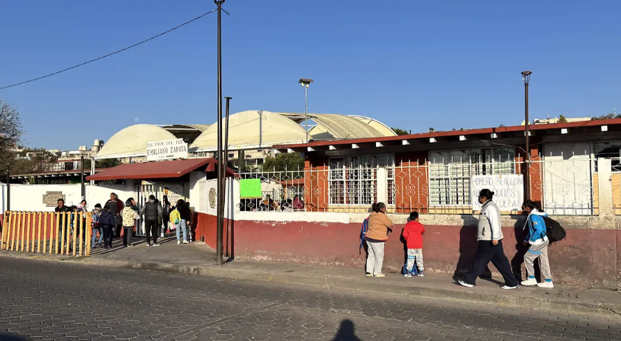 Clases regresan en la Emiliano Zapata pese a protestas por reubicación