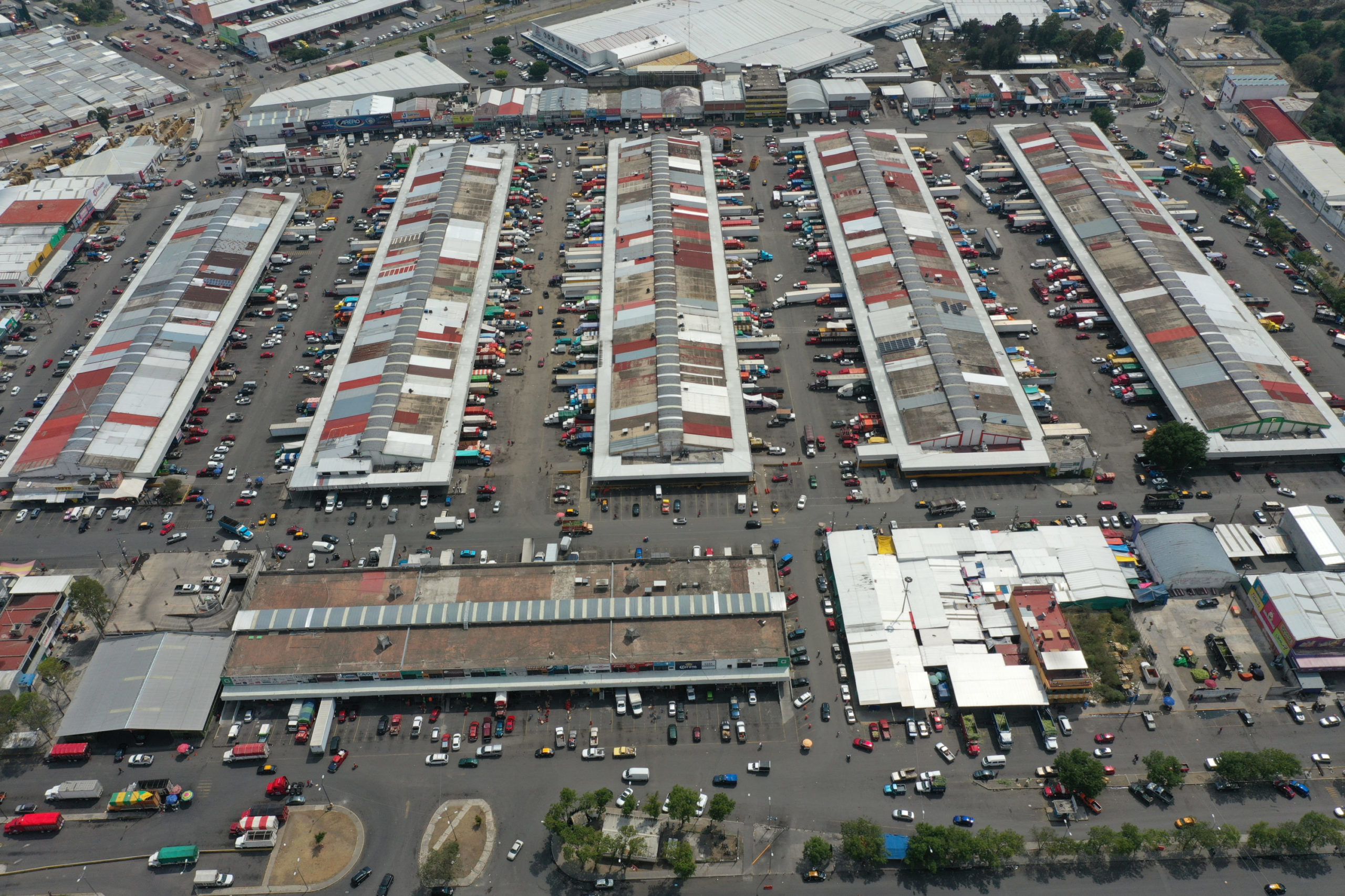 Ayuntamiento de Puebla descarta retirar barda en la Central de Abasto; comerciantes mantienen inconformidad