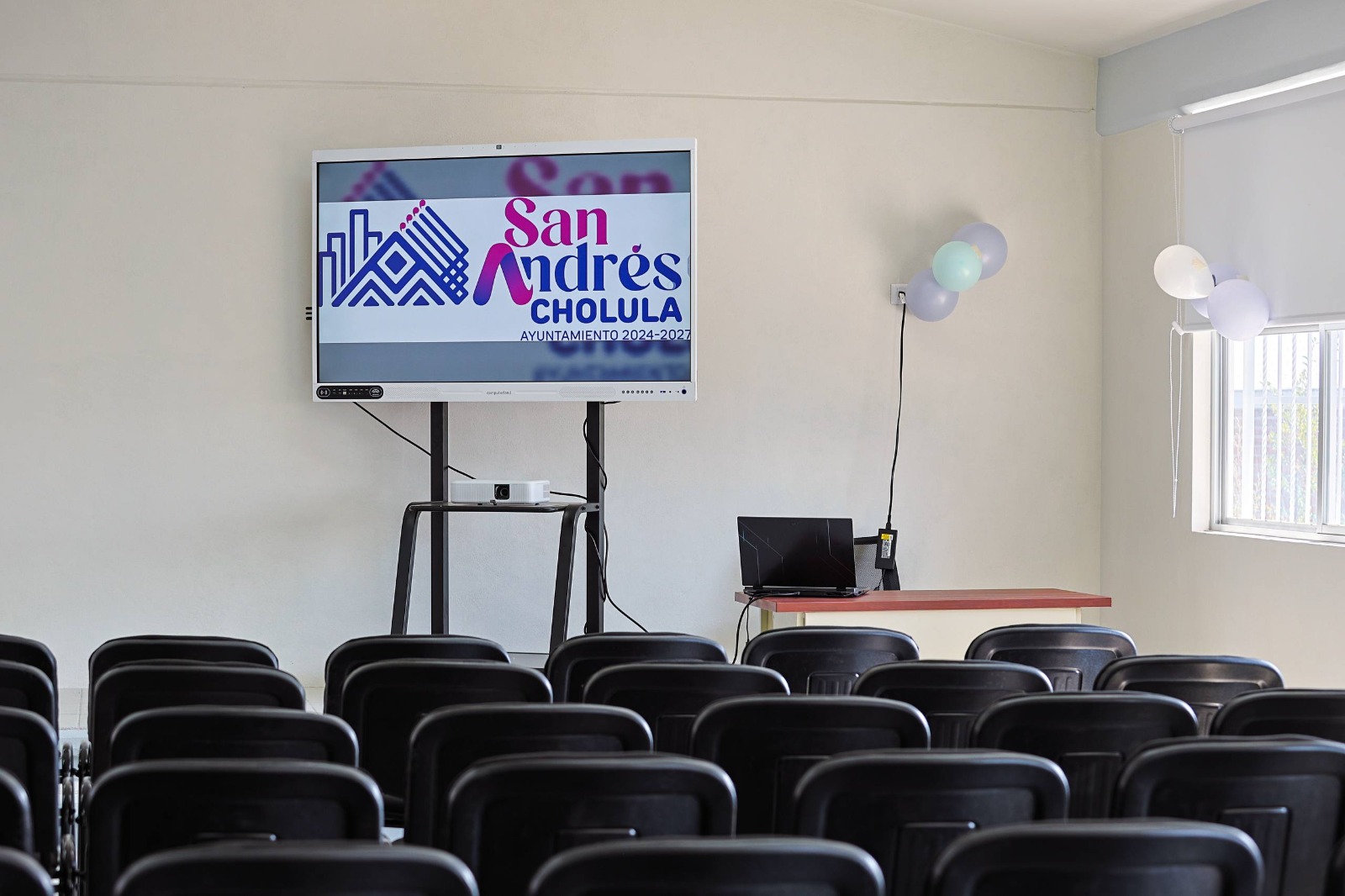 Entrega Lupita Cuautle aula equipada con tecnología en telesecundaria de Acatepec