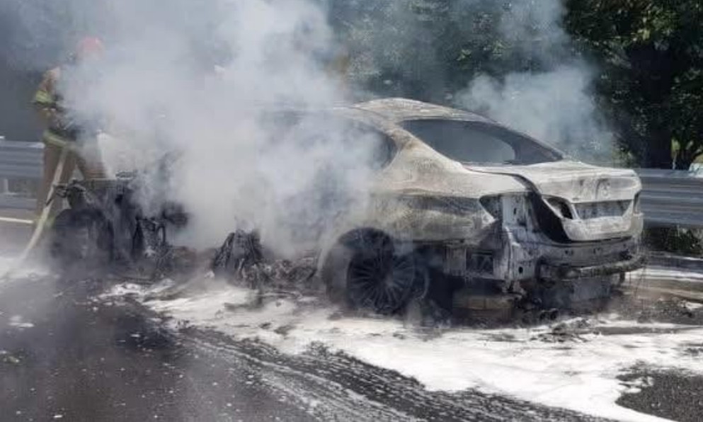 Incendio de vehículo revela un crimen violento en Calpan