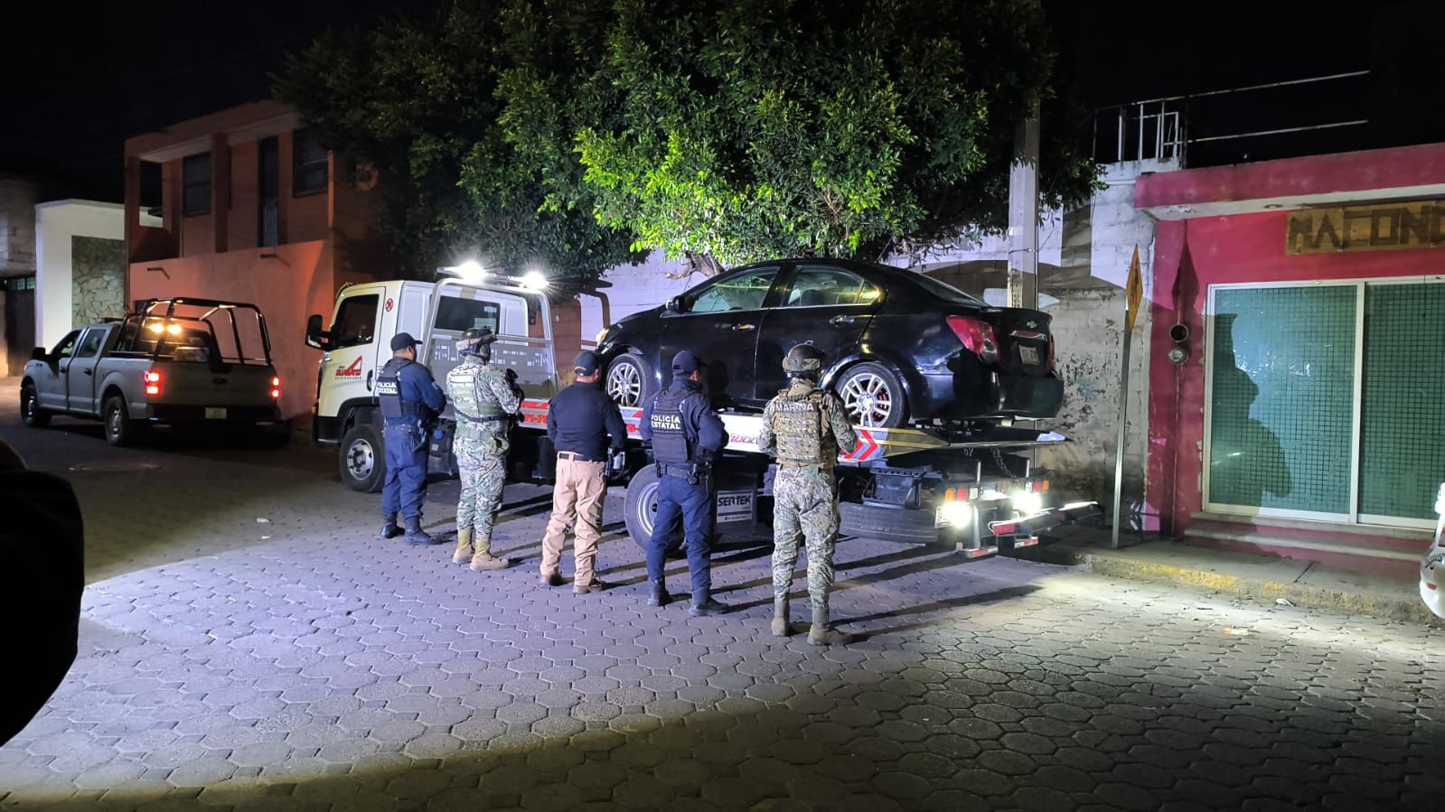 Vecinos frustran robo de llantas en Tenancingo; delincuentes huyen y abandonan vehículo con el botín