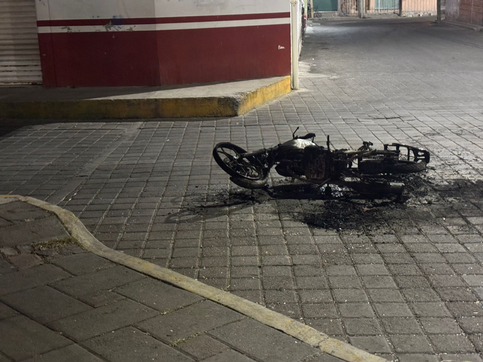 Pobladores de Santiago Michac intentan linchar a presuntos asaltantes; queman motocicleta en Nativitas