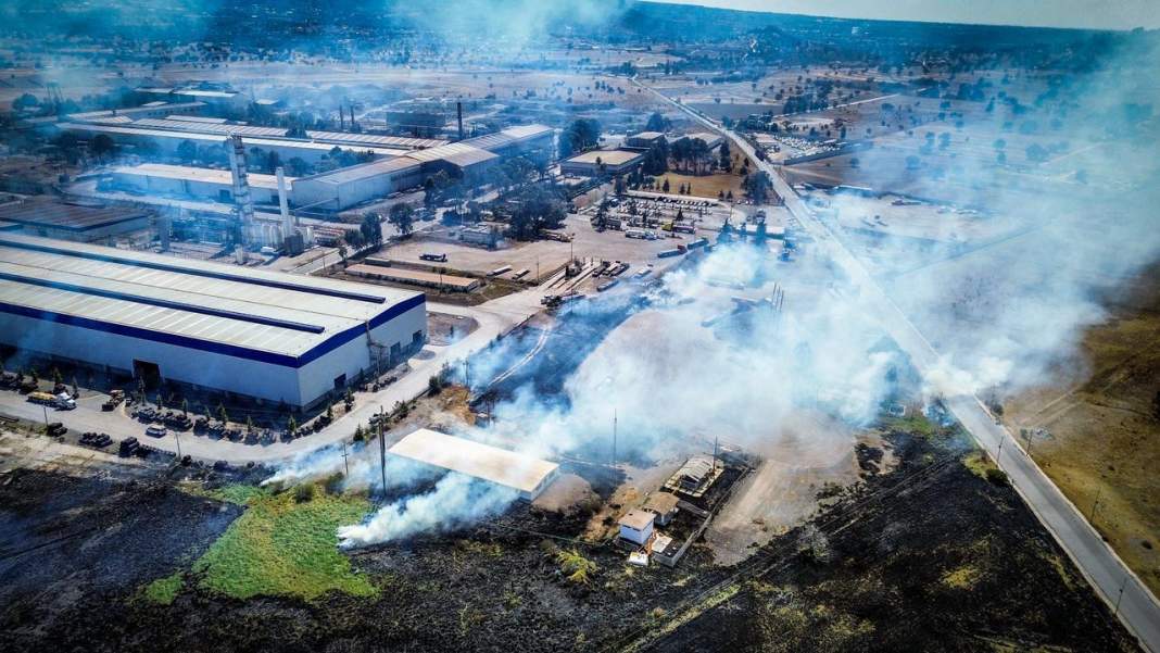 Incendio arrasa con 184 vehículos en corralón de la FGJE en Tzompantepec