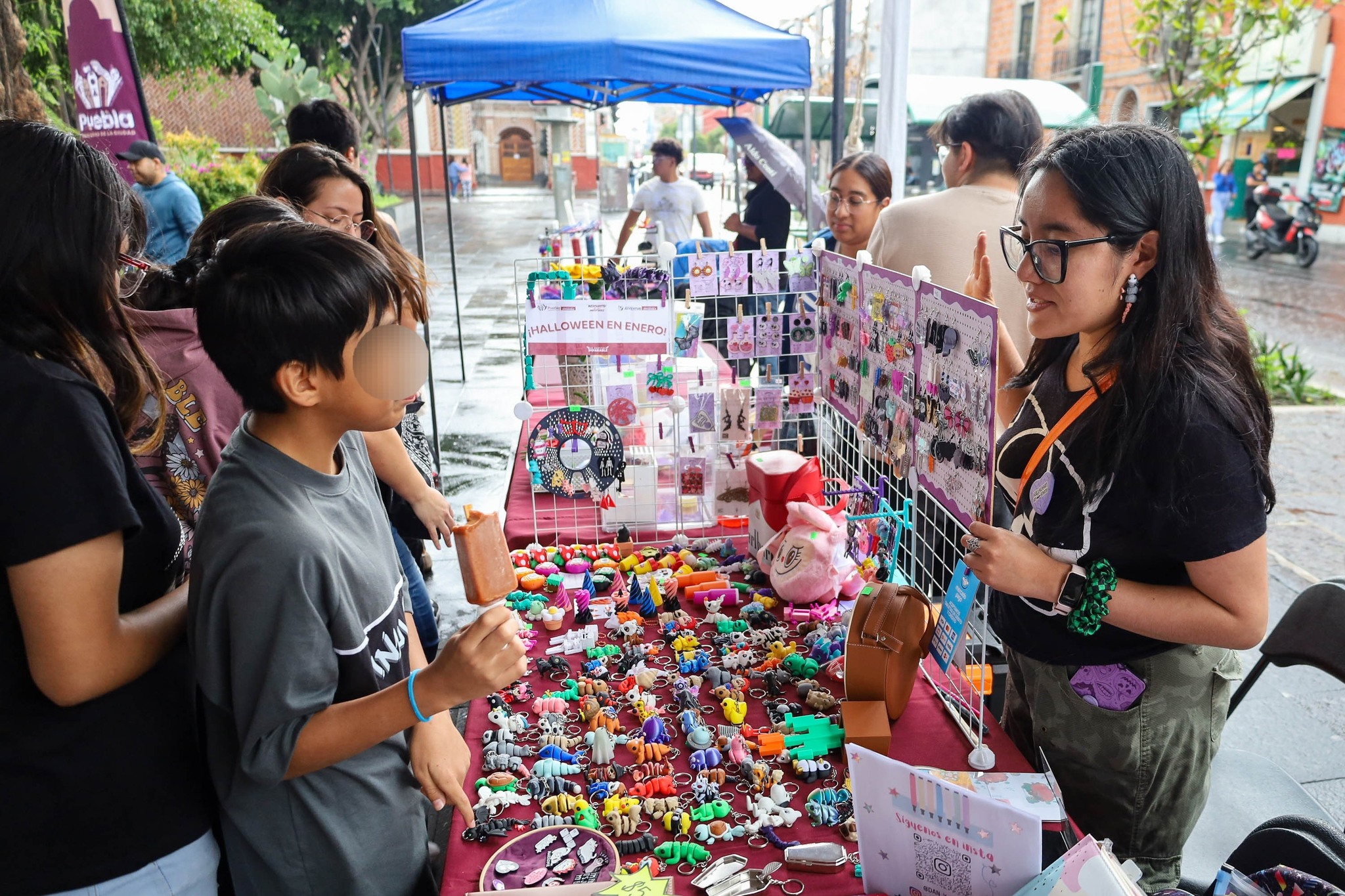 Instalan mercadito juvenil en el Centro Histórico por el 14 de febrero