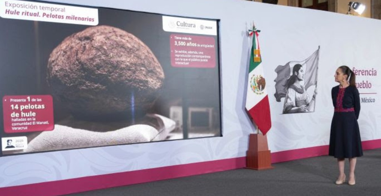 Piezas arqueológicas mexicanas recuperadas y exhibidas en un museo.